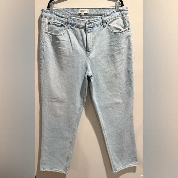 Abercrombie Curve Love 90s Straight Jeans 33W / 16 Mid Rise Light Wash - Picture 2 of 5
